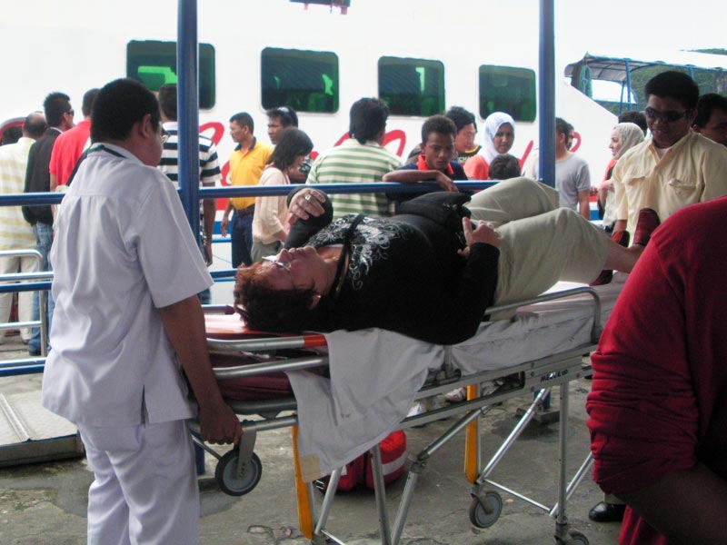Frau kommt ins Krankenhaus nach Fährfahrt, Malaysia