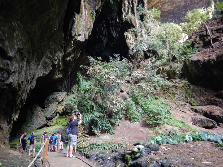 Höhleneingang Deer Cave im Mulu Nationalpark