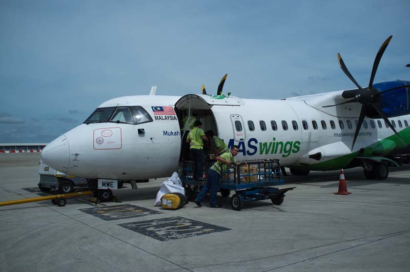 Propellerflugzeug bei Ankunft in Mulu