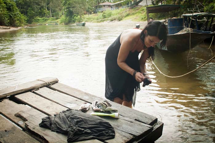 Anne wäscht unsere Wäsche im Fluß, Mulu, Borneo Malaysia