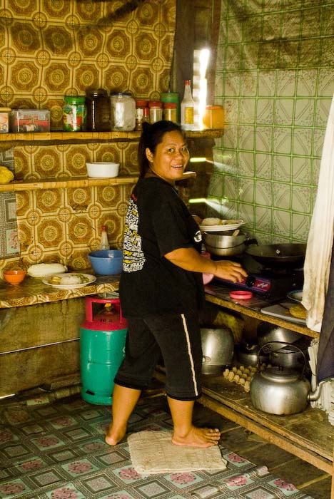 Betty in der Küche, Mulu, Borneo Malaysia