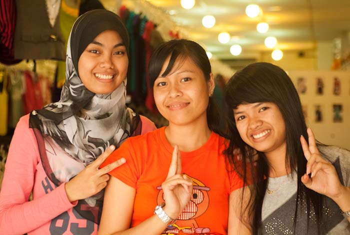 Drei Mädels, Sandakan, Borneo, Malaysia