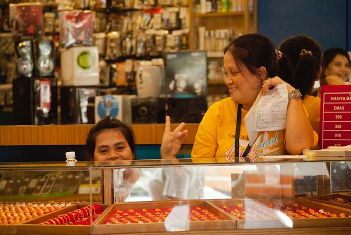 Junge Frauern im Geschäft, Sandakan, Borneo, Malaysia