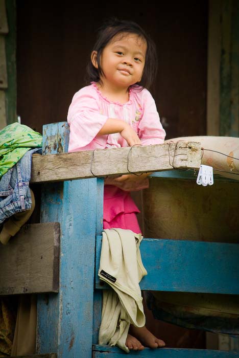 Nachbars Mädchen posiert, Mulu Nationalpark, Borneo, Malaysia