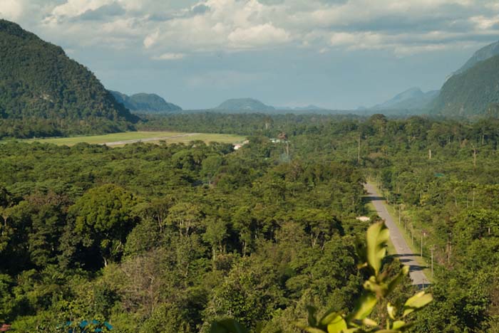 Straße und Landebahn in Mulu, Borneo Malaysia
