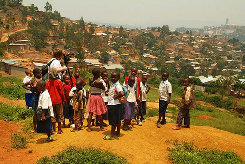 Bunki filmt die Dächer Kigalis, Ruanda
